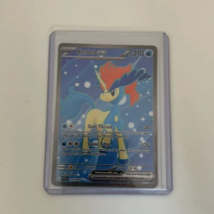 Keldeo EX - Samlarkortet Keldeo EX är perfekt för Pokémon-fans! Med coolt holografiskt motiv och starka attacker är detta kort ett måste för dig som vill imponera på vännerna eller stärka din samling. Kortet är skyddat i plastfodral och i fint skick.