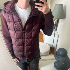 Massimo dutti Cardigan - Vinröd cardigan ifrån Massimo Dutti, storlek L men sitter som M, jag är 180 och den är lite stor för mig, mycket bra skick och perfekt till hösten, skriv vid frågor!!