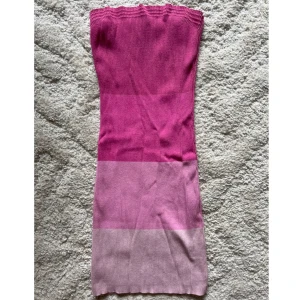 Rosa ribbad tubklänning - Säljer en snygg tubklänning i olika nyanser av rosa. Klänningen är ribbad och har en kroppsnära passform med blockfärgade sektioner från mörkare rosa upptill till ljusare rosa nedtill. Perfekt för dig som gillar färg och vill sticka ut.  Randig Tub klänning i olika rosa färger. Ser liten ut men är stretching! Slutar strax under rumpan på mig som är 168. Använd 1 gång, nyskick