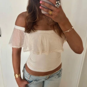 Offshoulder spetstopp  - Så snygg vit och somrig offshoulder spetstopp med volanger! Jag är 168 och det är inte mina bilder, köp via köp nu direkt eller Swish, kvar tills markerad som såld 💖