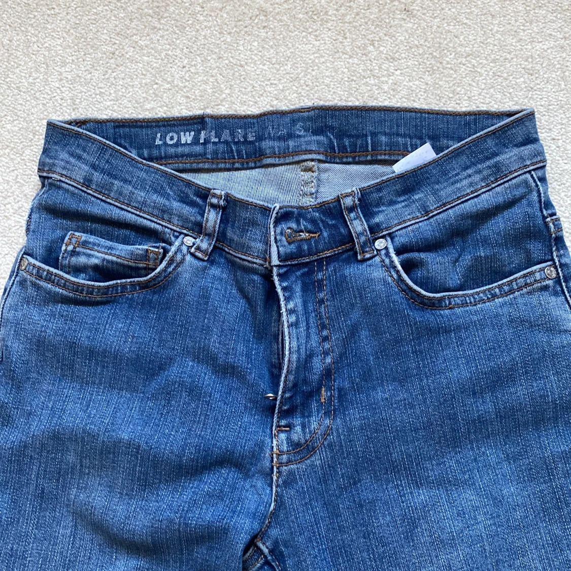 Blå low flare jeans med slitna benslut - 3