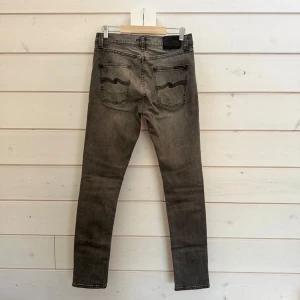 Nudie Jeans Lean Dean - Nudie jeans (Lean Dean) OBS! Ser lite mörkare ut än vad dem är pga ljus. | Storlek: W28 L32 | Skick: 9/10 | Hör gärna av er vid frågor och funderingar! Pris går att diskutera vid smidig affär🤗