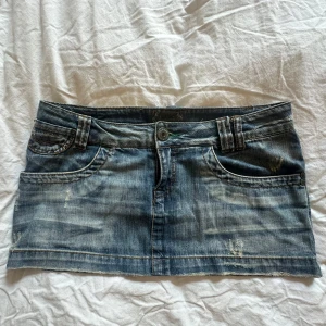 Blå jeanskjol från S19 Denim Dreams - Supersnygg kort jeanskjol från S19 Denim Dreams i klassisk blå denim. Storlek 36