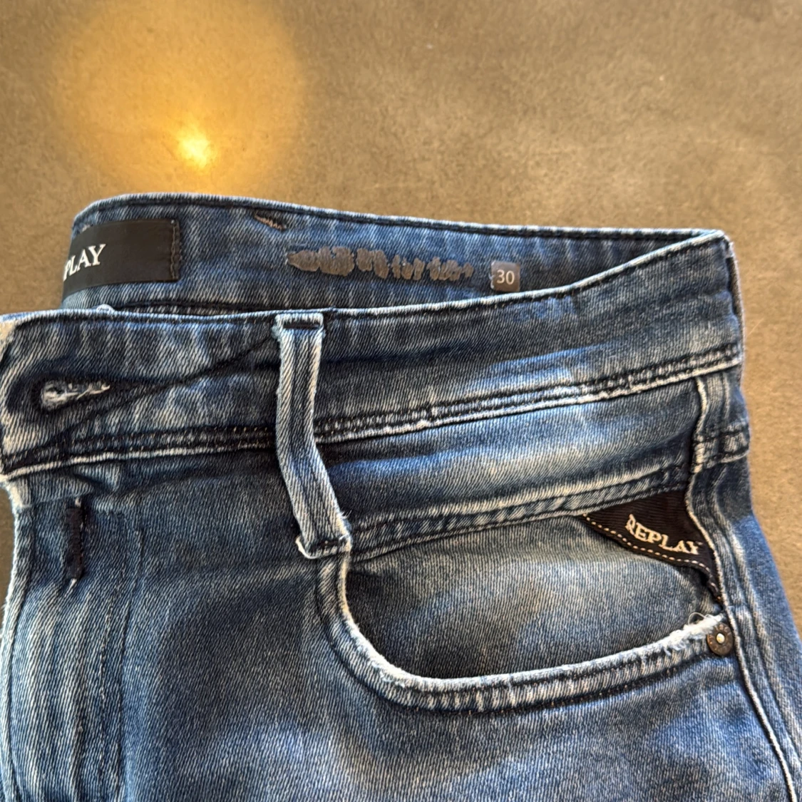 Blå Replay anbass jeans med slitningar  - 4