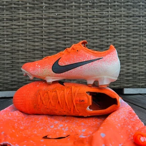 NIKE MERCURIAL VAPOR ELITE 12 FG EUPHORIA - NIKE MERCURIAL VAPOR ELITE 12 FG EUPHORIA | Storlek 41 | De är i ett mycket gott skick då de använts sparsamt | Skriv vid fler frågor eller bilder 
