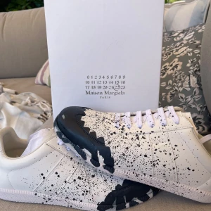Mason margiela gats - Säljer min Mason margiela i storlek 43-44. Den har svart/ mörkblå stänk och är i skick 10:10. Box medföljer.