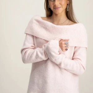 Ljusrosa offshoulder stickad tröja - Supermysig ljusrosa stickad tröja med offshoulder krage. Den är I nytt skick och prislappen är kvar så inte det minsta nopprig eller så. Storlek 170 barn, så kanske som en S/M i dam 