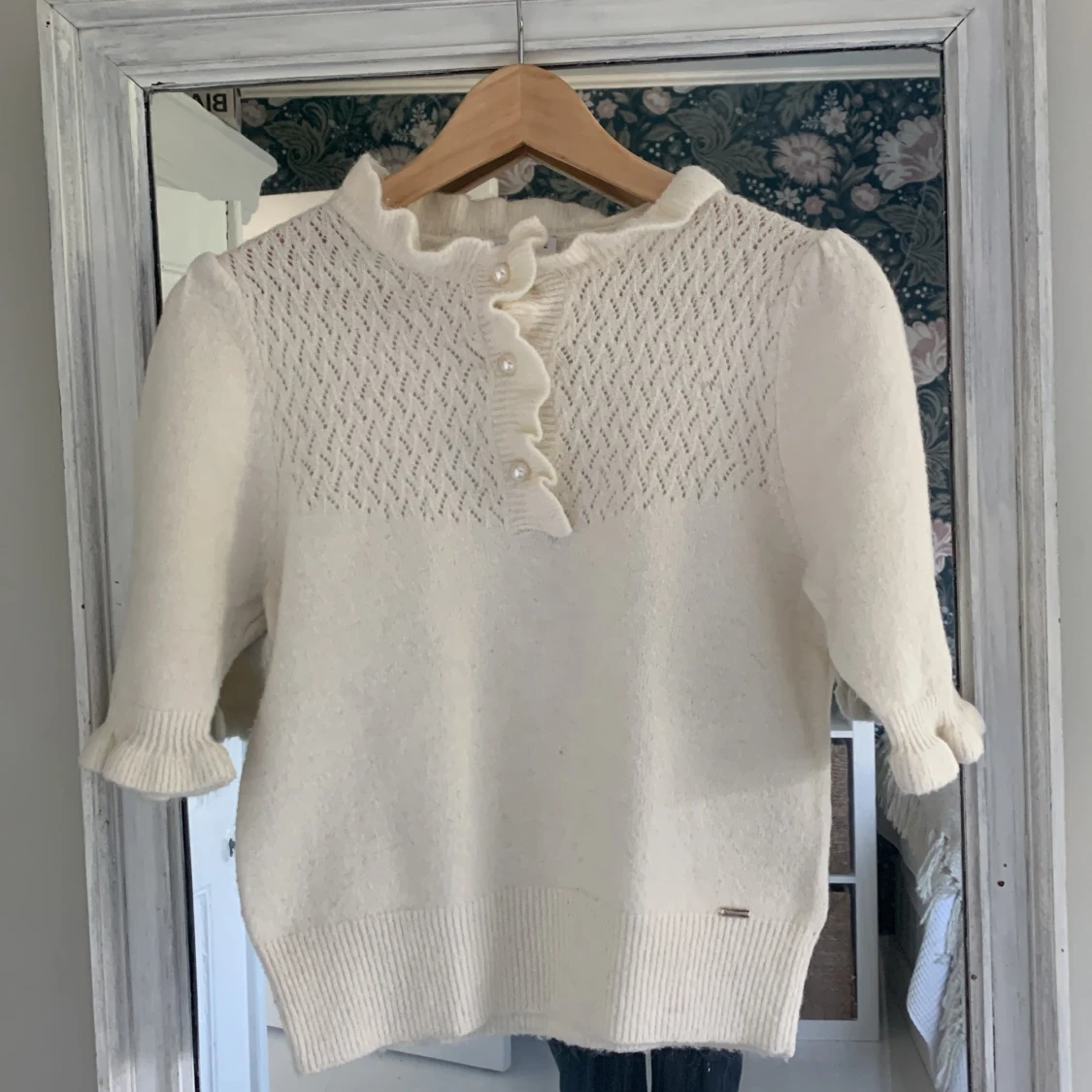 Vit stickad tröja med volang Holly & Whyte