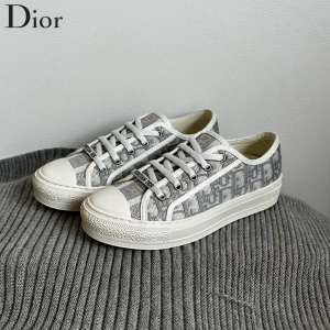 Gråa Walk’N’Dior skor - Riktig snygga dior skor i riktigt bra skick | nypris ca 10 000 mitt pris 3999 | kvitto finns
