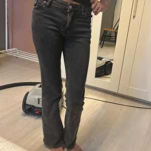 Svarta bootcut jeans från monki - Säljer ett par svarta jeans från monki i nytt skicka. Använt ett par få gånger i storlek W24! Säljer dom för att branden börjar bli lite korta på mig.