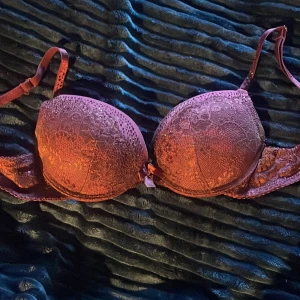 Vinröd spets-bh med rosett - Storlek 75B. Oanvänd men bortklippt lapp.