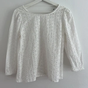 Blus  - En vit fin blus från Kappahl.  Fint ”håligt” mönster och lite kortare ärmar. Knappt använd så i väldigt fint skick. 