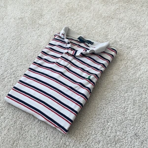 Randig pikétröja från Polo Ralph Lauren - Ralph lauren piké | Skick – 9/10 | Size – M | Hör av dig vid minsta fråga eller fundering!! Lägg märke till de små fläckarna på framsidan!