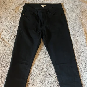 Svarta skinny jeans från H&M, strl 38 - Svarta skinny jeans från H&M i storlek 38. 