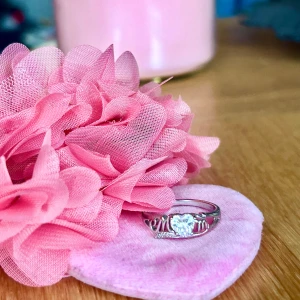 Fin ring med hjärtformad sten från Edblad! - Fin ring i rostfritt stål med hjärtformad sten som bildar ordet ”Mom” i storlek 9 från Edblad. Oanvänd.