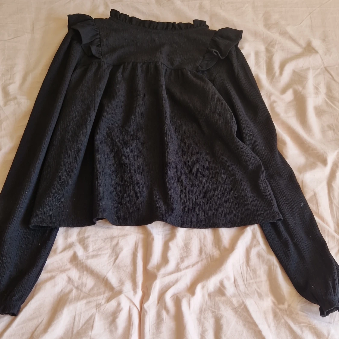 Svart blus med volang från Kappahl - 1