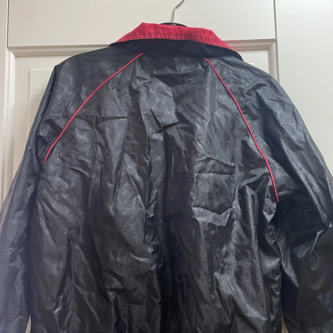 Svart och röd vindjacka från Everlast - 2