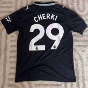 Manchester City 25/26 Cherki  - Replika Manchester City  tröja helt ny med tags med Cherki på ryggen. För fler bilder eller frågor tveka inte att skriva i dm. Fler tröjor i profilen. Se bio för tvättråd