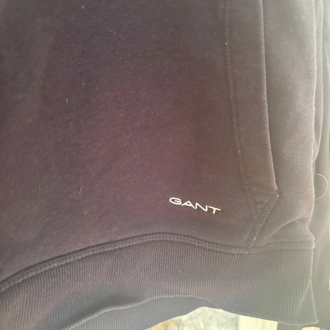 Marinblå  hoodie från GANT med logoband - 2