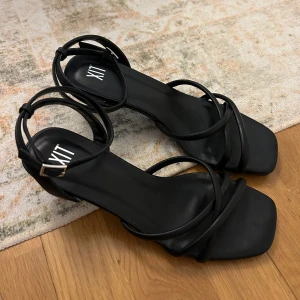 Svarta kittenheels  - Svarta klackskor med smala remmar och fyrkantig tå. Skorna har en låg klack och justerbart spänne vid ankeln. Använda en gång så i mycket bra skick 