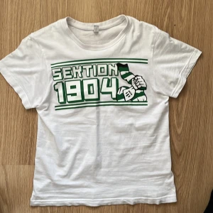 VSK T-shirt - Tja säljer denna tröjan pga för liten, den är skrynklig på bilden men kan fixa så den blir vanlig😃🙌🏼