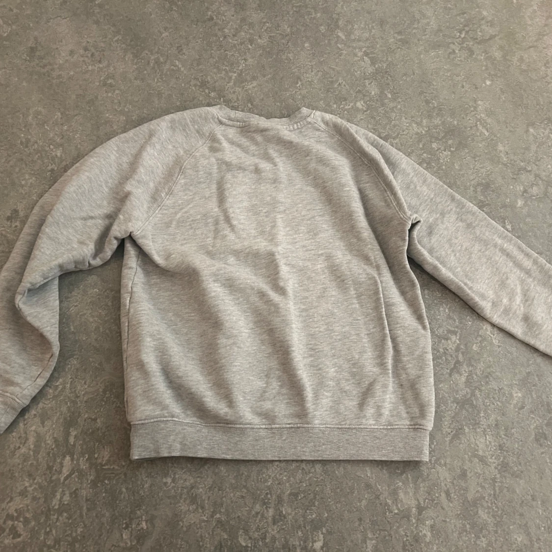 Grå sweatshirt från H&M  - 1