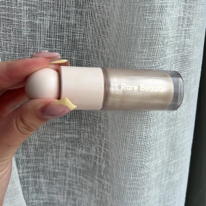 Rare Beauty Enlighten Liquid Highlighter -  Rare Beauty highlighter ny. Nypris 489kr