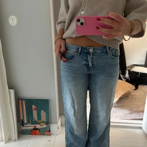 Ljusblåa wide jeans med låg midja - Säljer ett par ljusblå jeans med snygg tvätt och låg midja. Jeansen har en wide passform med raka, vida ben och klassiska fem fickor. Endast använda en gång!🩷