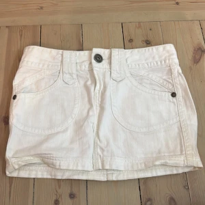 Vit jeanskjol med fickor - Snygg vit jeanskjol med stora framfickor, bälteshällor och knappstängning framtill. Kjolen har även bakfickor med dragkedja 💘💕