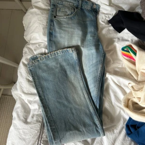 Ljusblå raka jeans  - Säljer ett par ljusblå jeans med rak passform och rå, fransig kant nertill. Klassisk femficksmodell och normal midja. Har inga bilder med de på då de inte passar!🩷