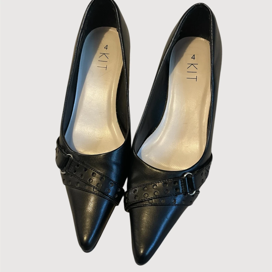 Svarta, spetsiga kitten heels med spänne