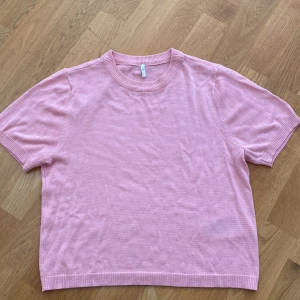 Ljusrosa stickad tröja från ONLY - Säljer en ljusrosa stickad tröja från ONLY i storlek M. Tröjan har korta ärmar, rund hals och ribbade muddar vid hals, ärmslut och nederkant. Du står för frakten, vid mer info skriv 