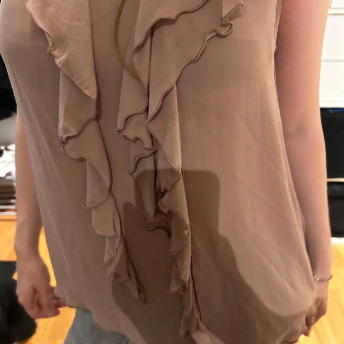 Beige linnetopp med volangdetaljer - 3