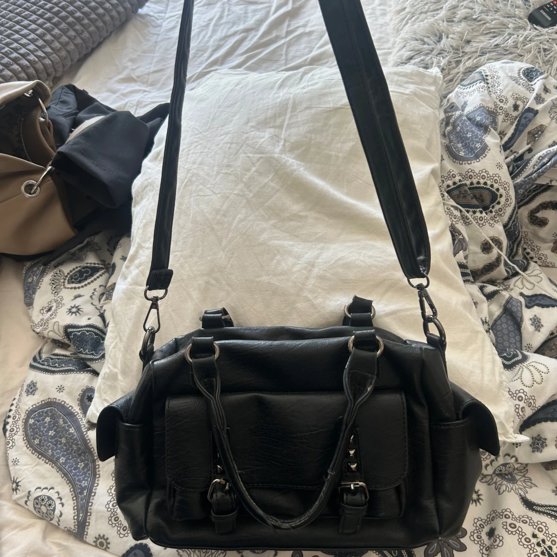 Svart väska med nitar