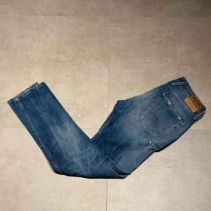 Replay w33 - Säljer ett par replay ambass i w33|😄|Midjemåttet är 42 och längden är 107,5|🍀|Hör gärna av dig vid fundering😁