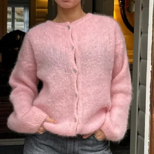 Design by si kofta mohair  - Supermjuk och fluffig ljusrosa kofta från design by si. Aldrig använd med lappen kvar. 