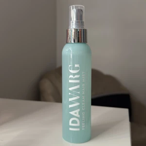 IDAWARG Feeling Clean Hair Mist - Fick två i present så säljer en. Helt ny och oöppnad, 100 ml. Doftar fräscht av citrus och gör håret mjukt och fräscht direkt. 100% vegansk. Nypris ca 200 kr.