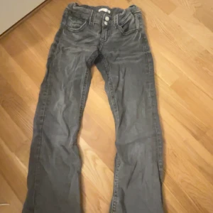 Grå bootcut jeans - Säljer grå jeans i botcut storlek 152
