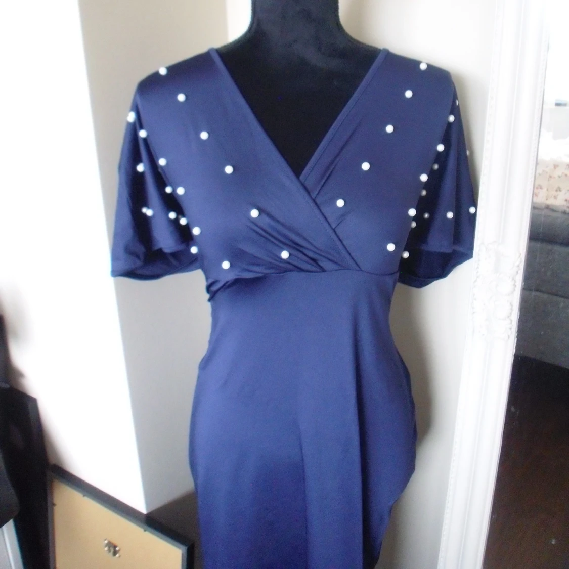 Marinblå omlottklänning med pärlor - 1