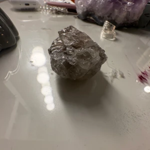 Bergskristall  - Unik och rå kristallsten i silvergrå ton, perfekt som dekoration eller för dig som gillar kristaller. Stenen har en naturligt ojämn och glittrig yta med coola former och kan användas som prydnad eller till smyckestillverkning.