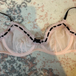 supergullig bh - jättefin ljusrosa bh med svarta detaljer från urban outfitters. storlek 34 b❤️