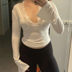 Vit spetstopp - Vit spetstopp i perfekt skick! Likar Venderbys! Storlek M 🩷