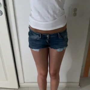 Blå jeansshorts från ONLY - Snygga lågmidjade jeansshorts från ONLY💞