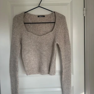 Beige stickad tröja Gina Tricot - Superfin beige stickad tröja från Gina Tricot i storlek S. Som ny 🤩🩷
