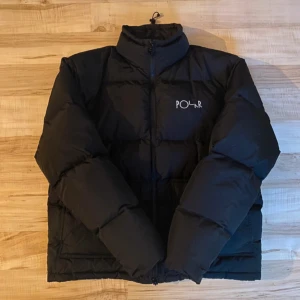 Svart pufferjacka från Polar Skate Co - Skit fet puffer jacka från polar skate co. 