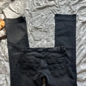 Svarta ltb jeans - Svarta jeans från ltb, dom är i modellen valerie med låg midja. Helt nya men hann inte lämna tillbaka, därför jag säljer dom. 