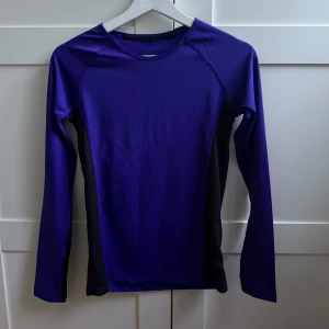 Lila långärmad träningströja - Säljer en snygg lila långärmad träningströja i storlek S från SOC💞💞lappen har försvunnit men tröjan är i mycket bra skick!!