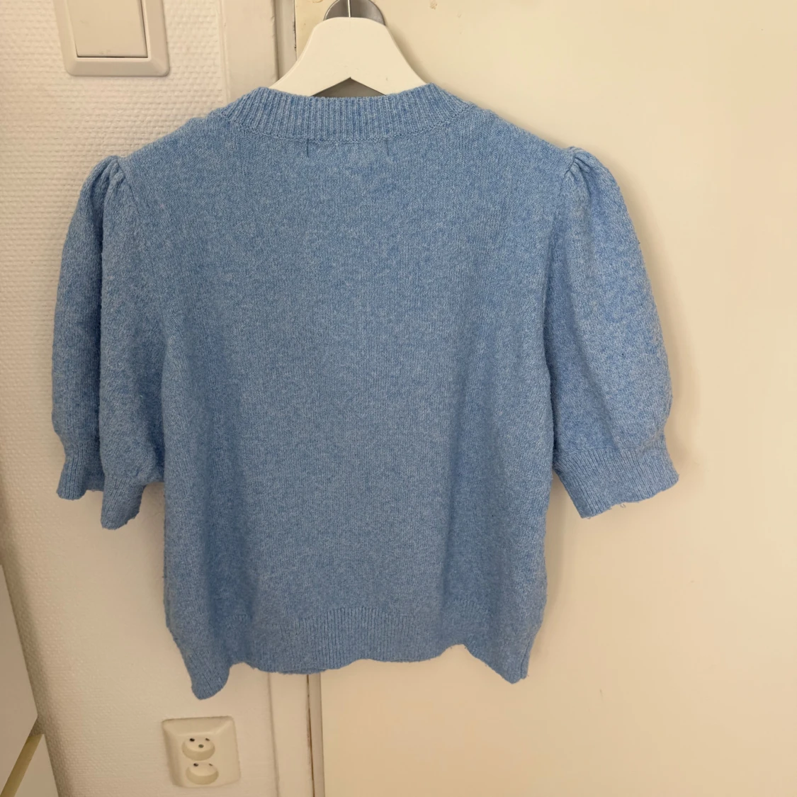 Ljusblå stickad tröja med puffärm - 1