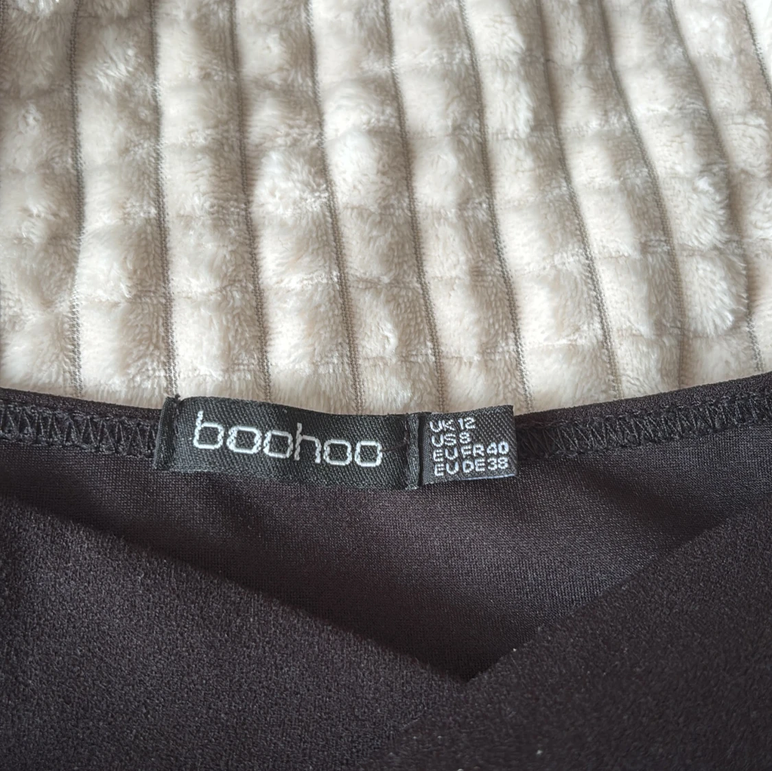 Svart croppad topp från Boohoo - 2