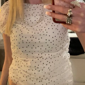 Vit prickig blus - Supersöt vit blus med svarta prickar från H&M Divided. Använd max tre gånger.